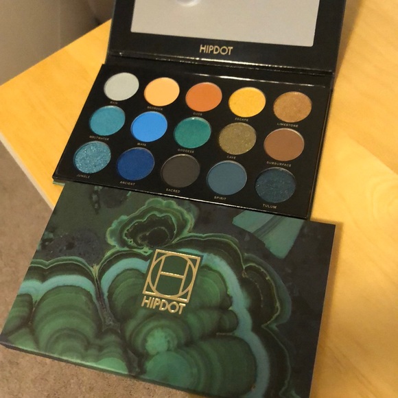 Hipdot Centre Eyeshadow Palette - Picture 3 of 5